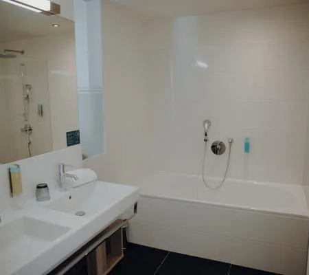 12 - 10_ZIMMER_402_FOTOKARUSSELLMELANIE_RAMONA_HIN