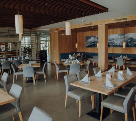 7 - 02_RESTAURANT_FOTOKARUSSELLMELANIE_RAMONA_HINT