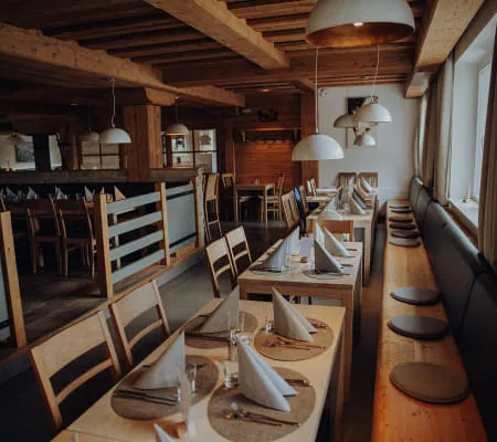 20 - 02_RESTAURANT_FOTOKARUSSELLMELANIE_RAMONA_HIN