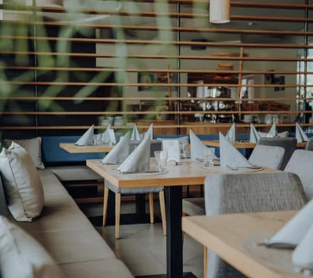 16 - 02_RESTAURANT_FOTOKARUSSELLMELANIE_RAMONA_HIN