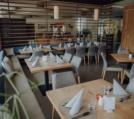 6 - 02_RESTAURANT_FOTOKARUSSELLMELANIE_RAMONA_HINT