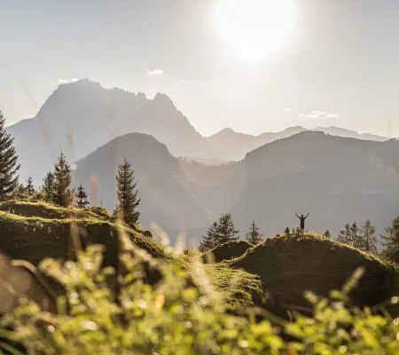 4 - tvb-st--johann-in-tirol-herbst-wanderer-auf-de