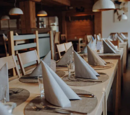 20 - 02_RESTAURANT_FOTOKARUSSELLMELANIE_RAMONA_HIN