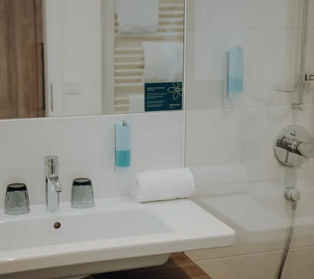 15 - 11_ZIMMER_503_FOTOKARUSSELLMELANIE_RAMONA_HIN