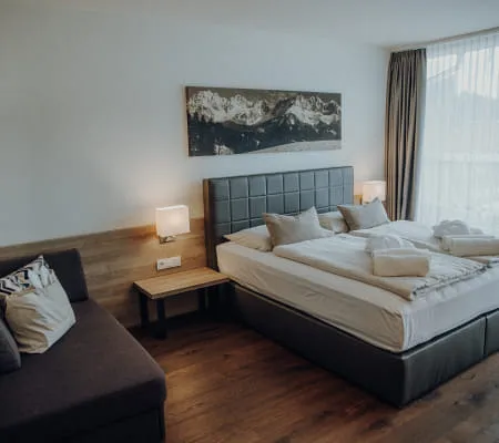 17 - 11_ZIMMER_503_FOTOKARUSSELLMELANIE_RAMONA_HIN