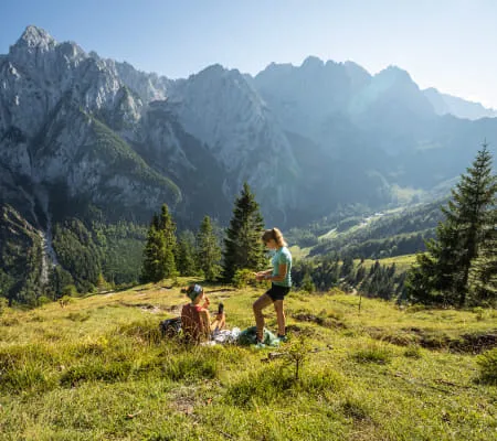 3 - tvb-st--johann-in-tirol-sommer-wanderer-am-fel