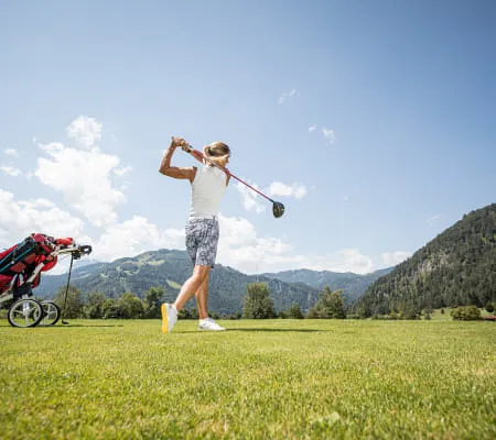 7 - Golf_in_Erpfendorf_c_Mirja_Geh_3__crop