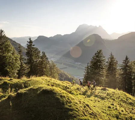 4 - tvb-st--johann-in-tirol-herbst-wanderer-auf-de